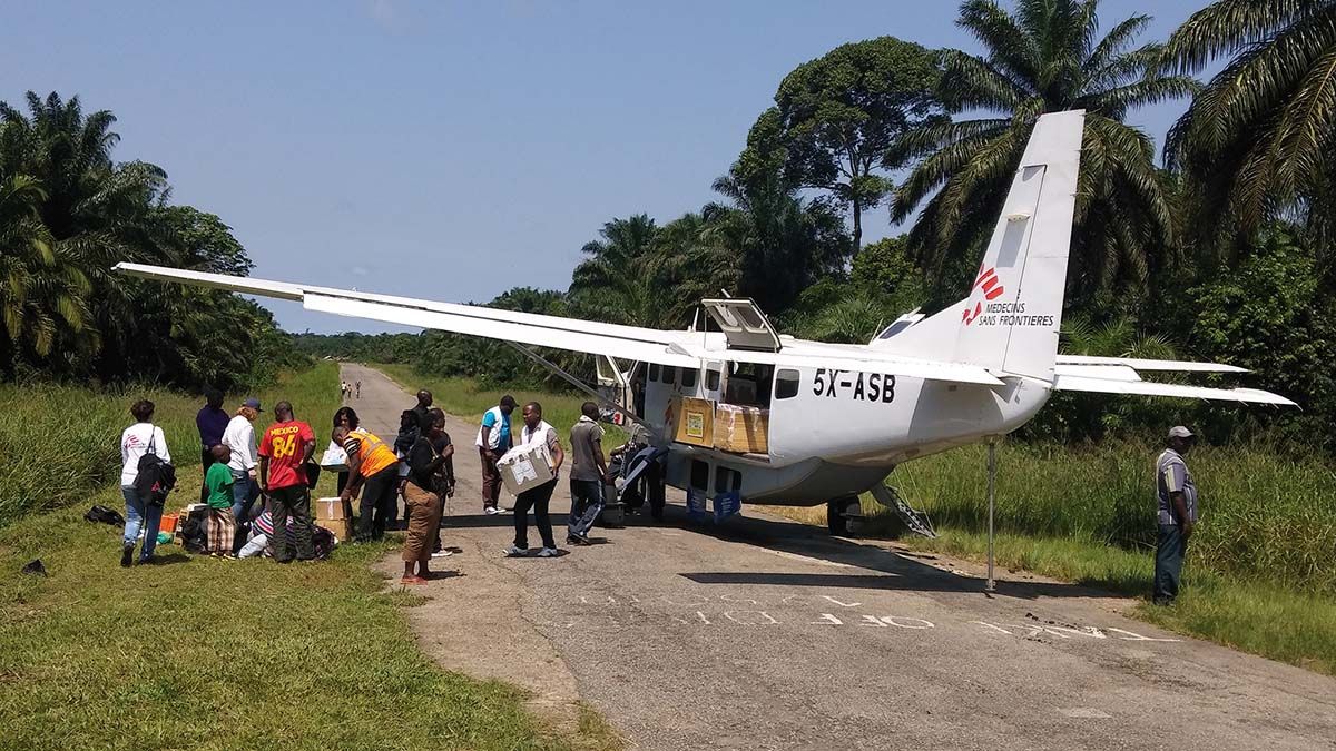 Avionul Medicilor fără frontiere aterizează pe drumul din apropierea satului Kilambo