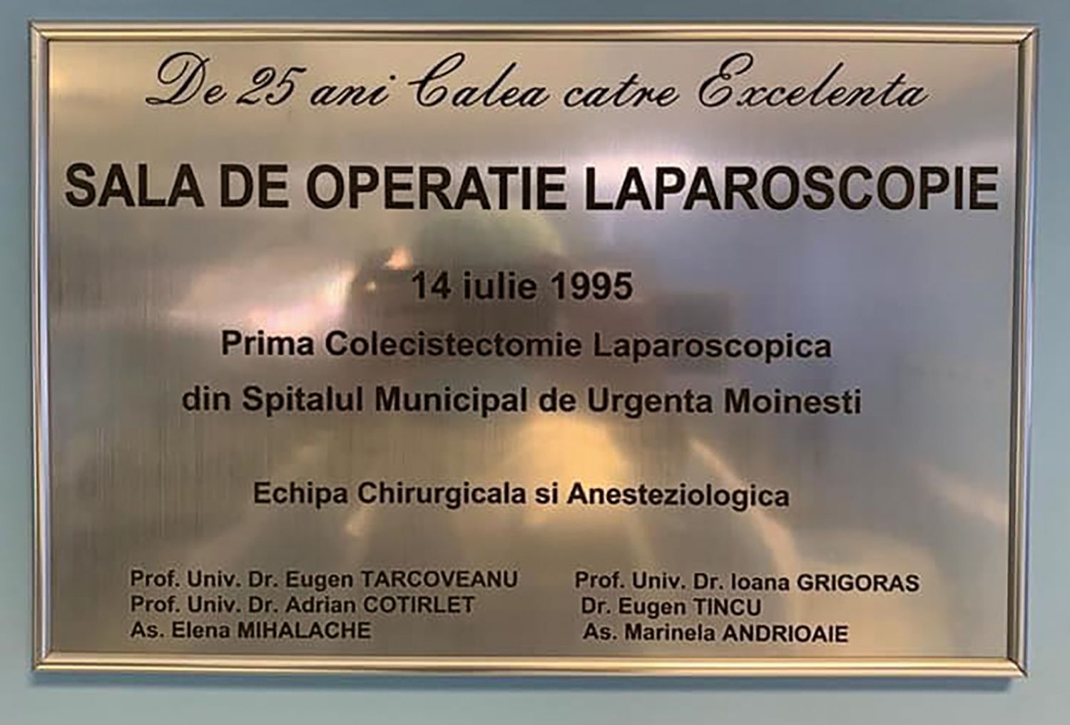 Figura 3 – Placa aniversara a celor 25 de ani de chirurgie laparoscopica