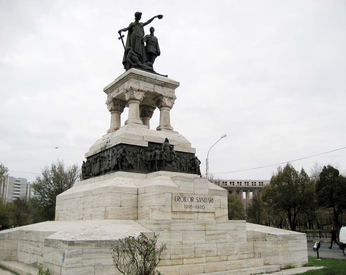 Foto 2. Monumentul Eroilor Sanitari din Războiul de Întregire a neamului 1916-1920 (pe cheiul Dâmboviţei, la Bucureşti)