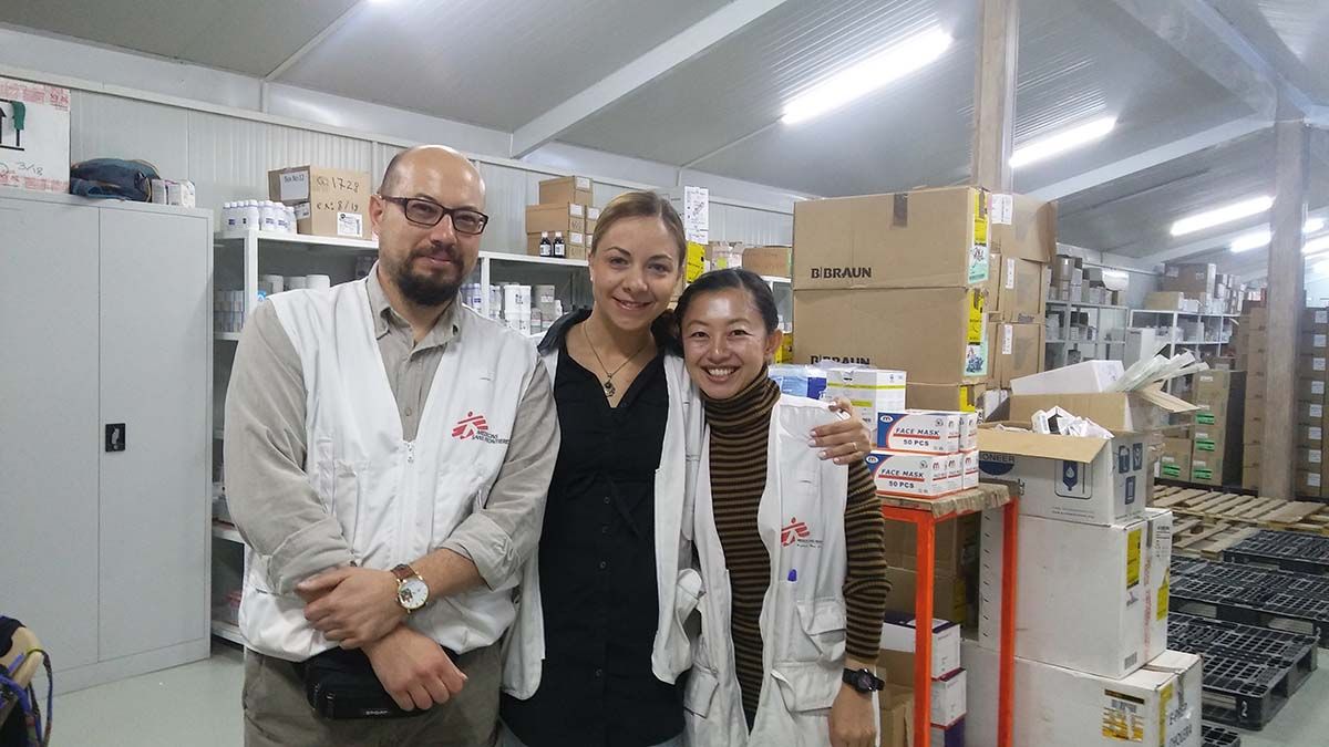 Nicola (medic de urgență), Ioana (farmacistă) și Yoko (infirmieră pe blocul operatoriu) în farmacia spitalului din Al-Qayyarah, Irak