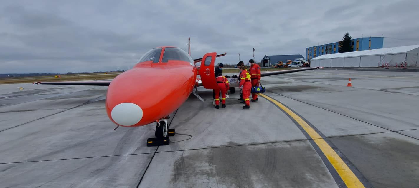 Avionul SMURD a zburat mii de kilometri în câteva ore pentru a salva trei bebeluși