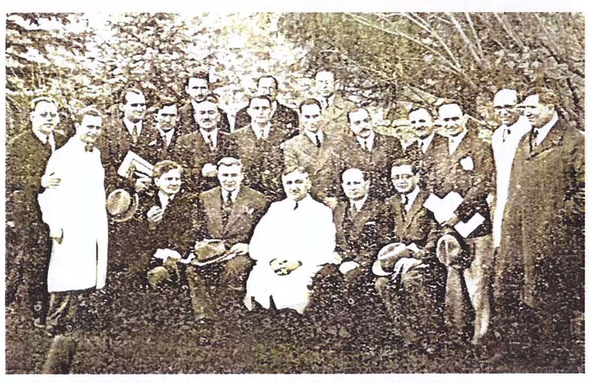 Vizita unor profesori și docenți din București, 25-26 octombrie 1931, făcută colegilor de la Cluj. În mijloc, prof. dr. Iuliu Hațieganu,