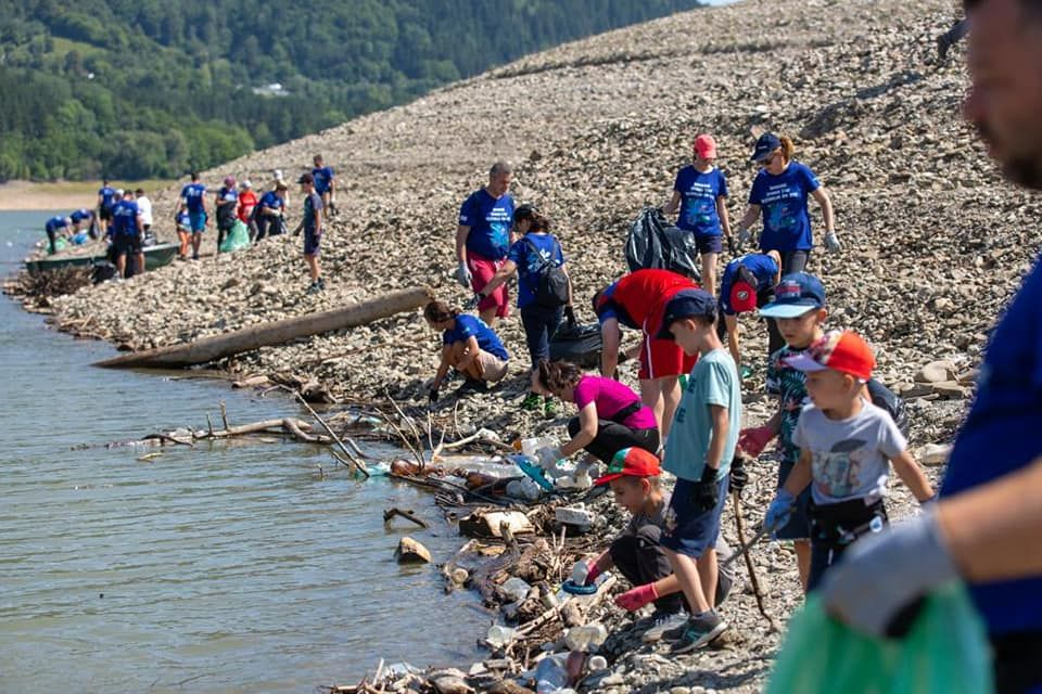 Peste 230 de voluntari au curățat deșeurile de pe malul Lacului Bicaz