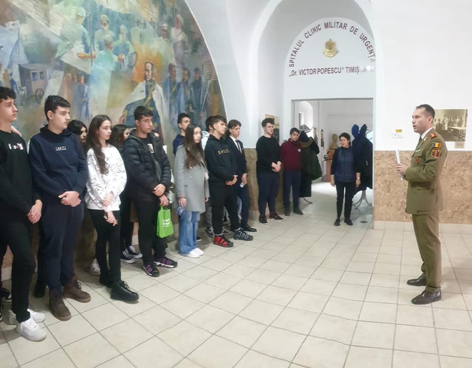 Elevii unui liceu teologic, în vizită la Spitalul Militar Timișoara