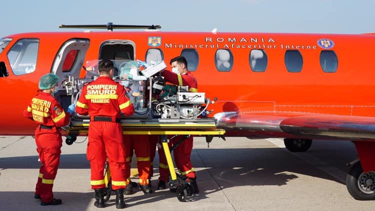 O fetiță cu afecțiuni cardiace și respiratorii grave, transportă în Italia cu un elicoper al MAI