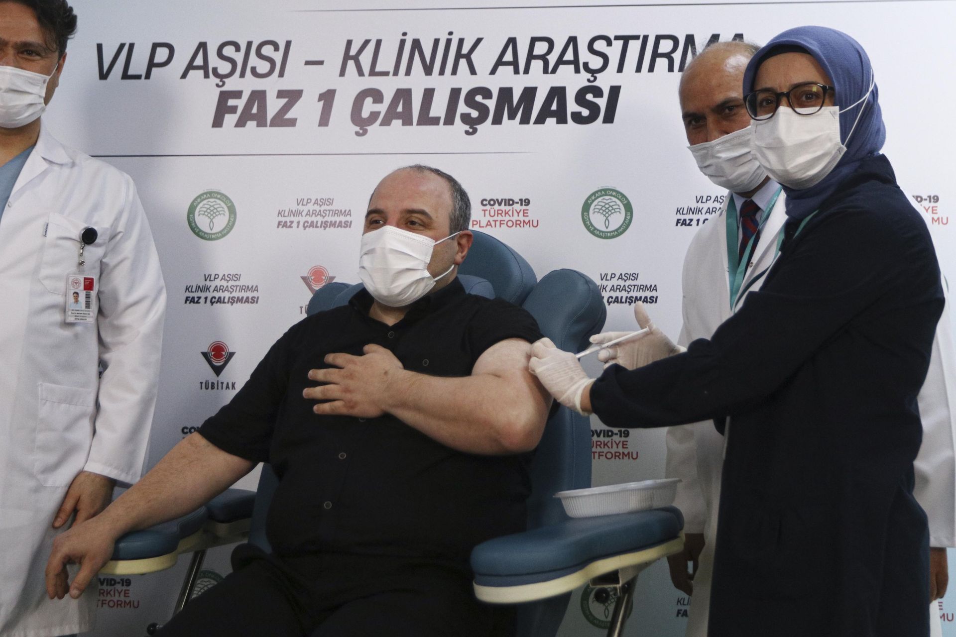 Un ministru din Turcia s-a oferit voluntar în studiul clinic al unui vaccin anti-COVID