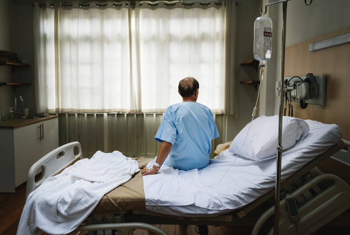 pacient varstnic izolat trist internat spital