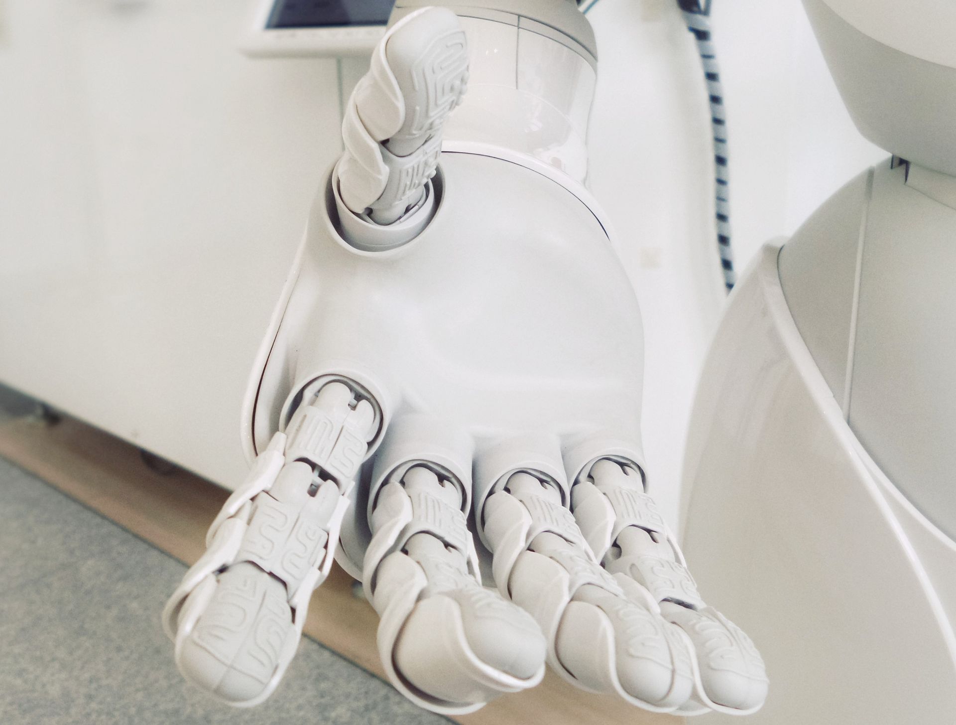 Un nou tip de piele electronică conferă roboților simțul tactil