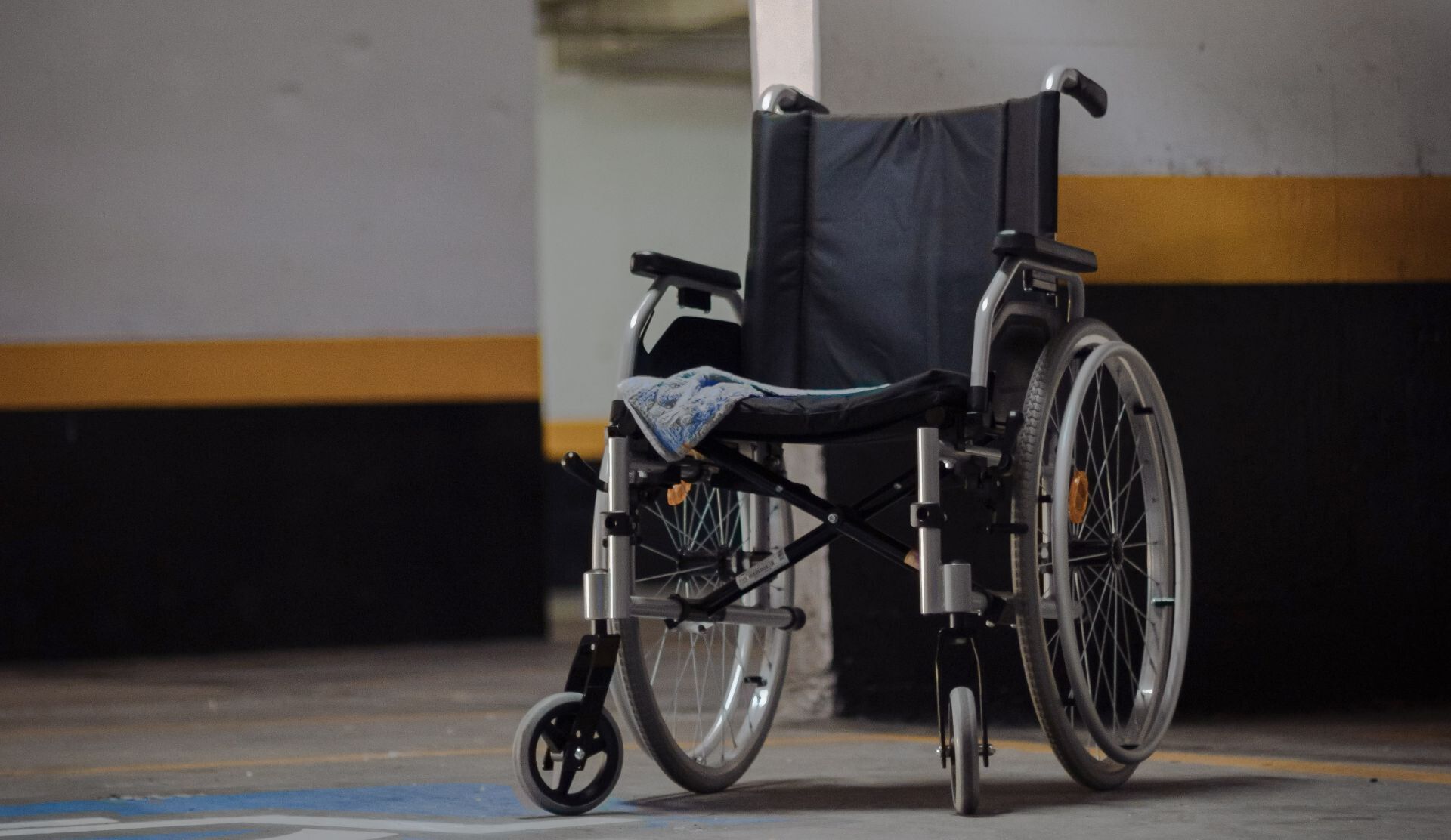 Proiect: asistenţii persoanelor cu handicap ar putea fi plătiţi doar de la buget