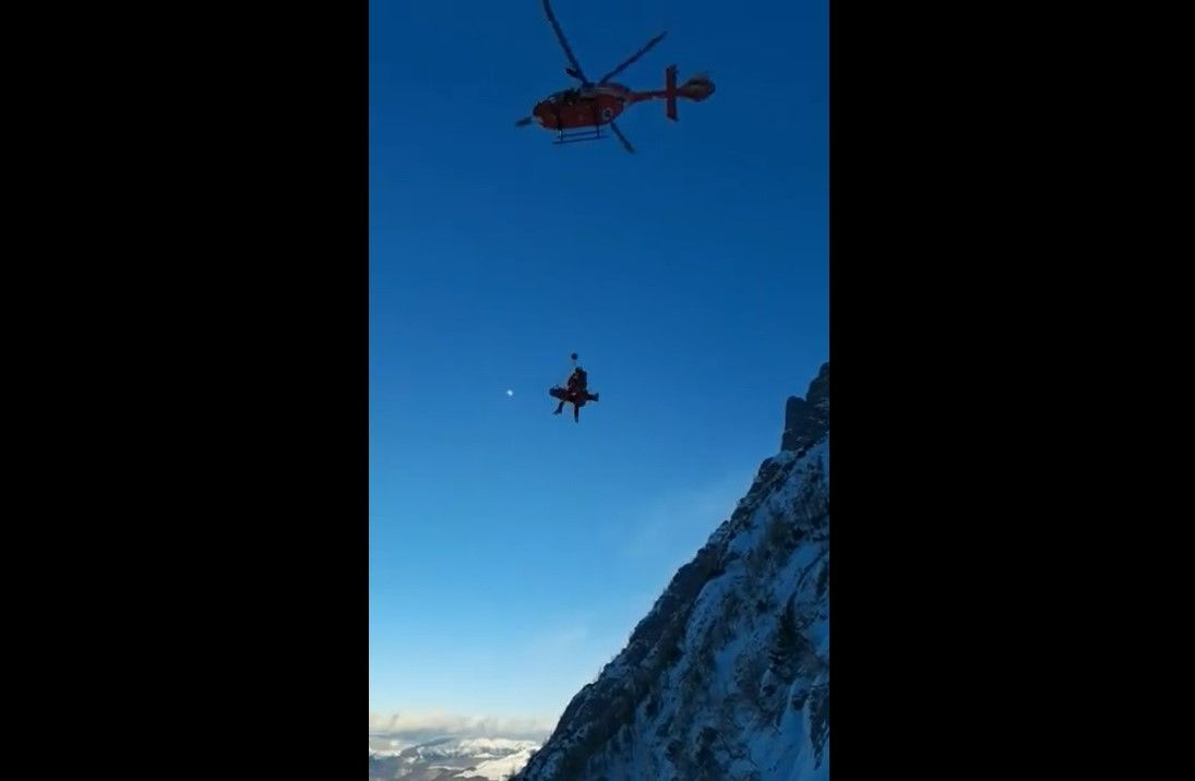 Acțiune Salvamont-SMURD: alpinistă, scoasă cu elicopterul din prăpastie
