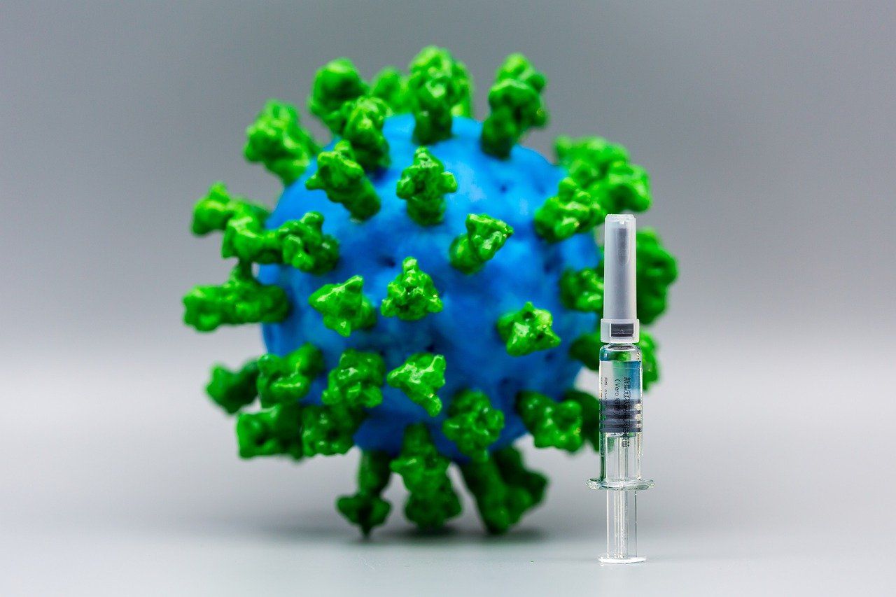 Vaccinul anti-COVID dezvoltat de AstraZeneca ar putea fi disponibil în decembrie