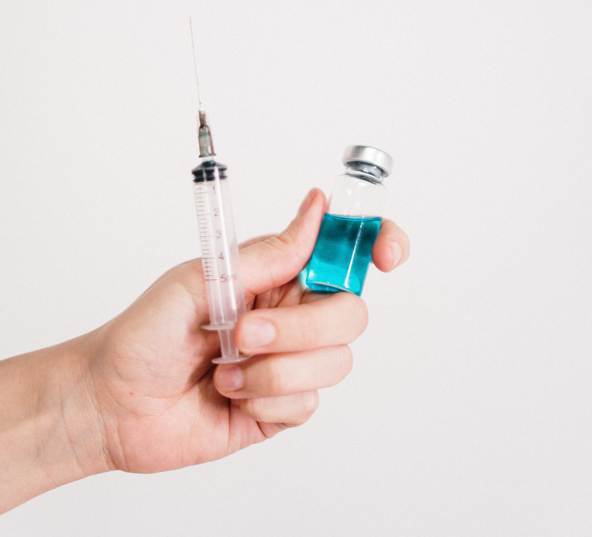 COVID-19: tehnică nouă, prin care se extrag mai multe doze de vaccin