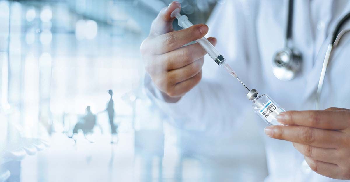 Vaccinarea a redus de peste 20 de ori riscul de deces
