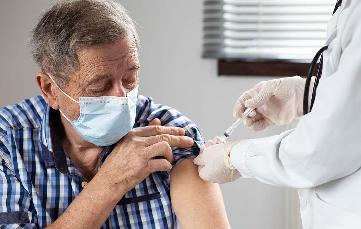 Vaccinarea antigripală scade incidenţa COVID-19 la vârstnici
