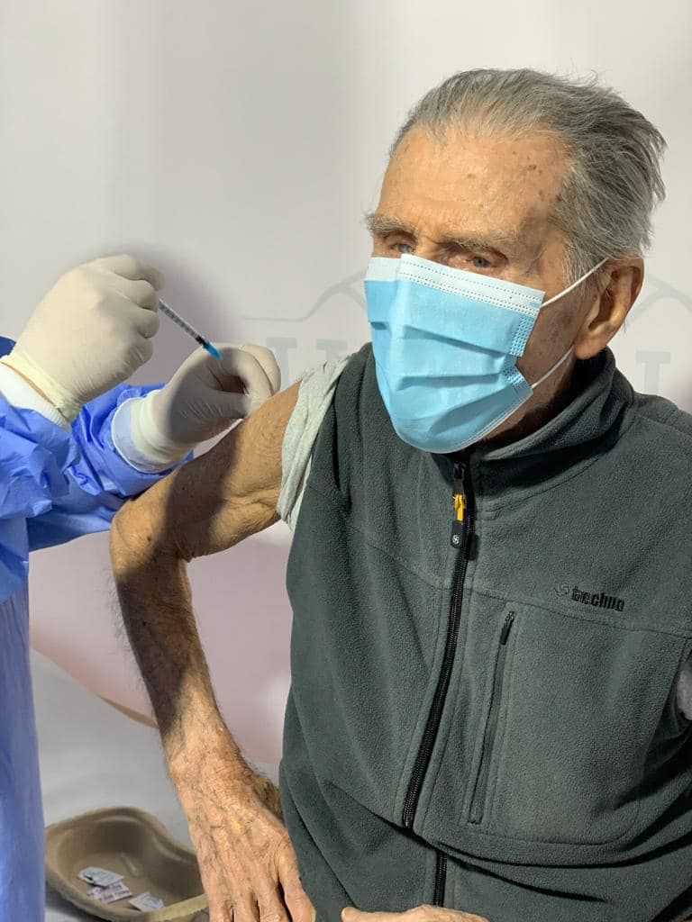 Un veteran de război s-a vaccinat anti-COVID: „Toți să vină. E necesar”