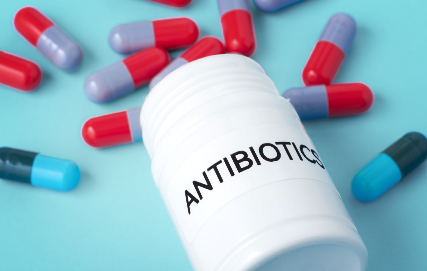Rezistența la antimicrobiene, exacerbată de utilizarea excesivă a antibioticelor în pandemie 