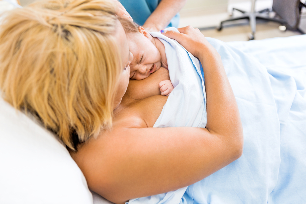 Colierul EKG care ajută la stabilirea contactului piele-pe-piele între mamă și bebeluș