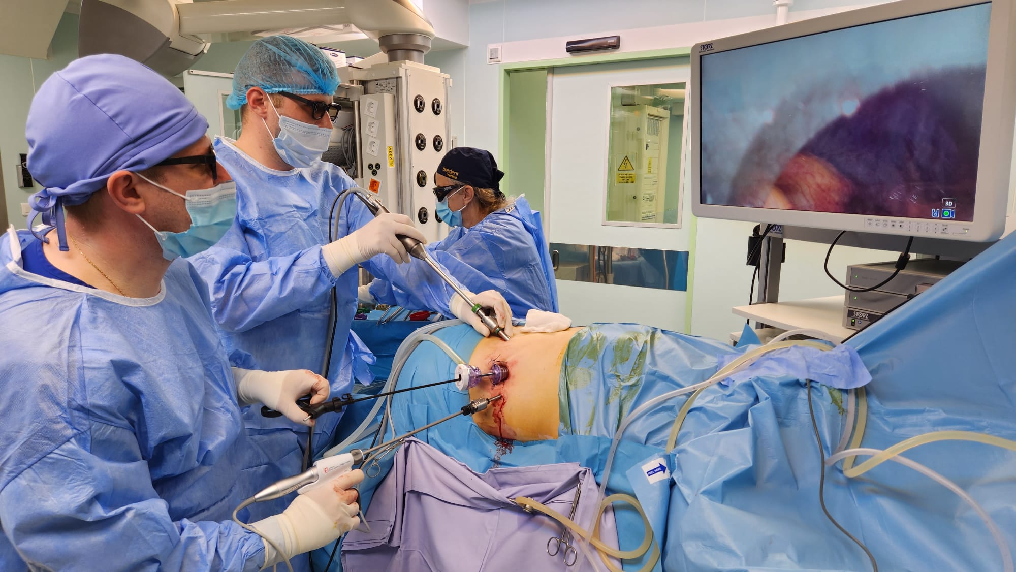 Oradea: unei paciente i-au fost extirpate glandele suprarenale prin tehnică laparoscopică