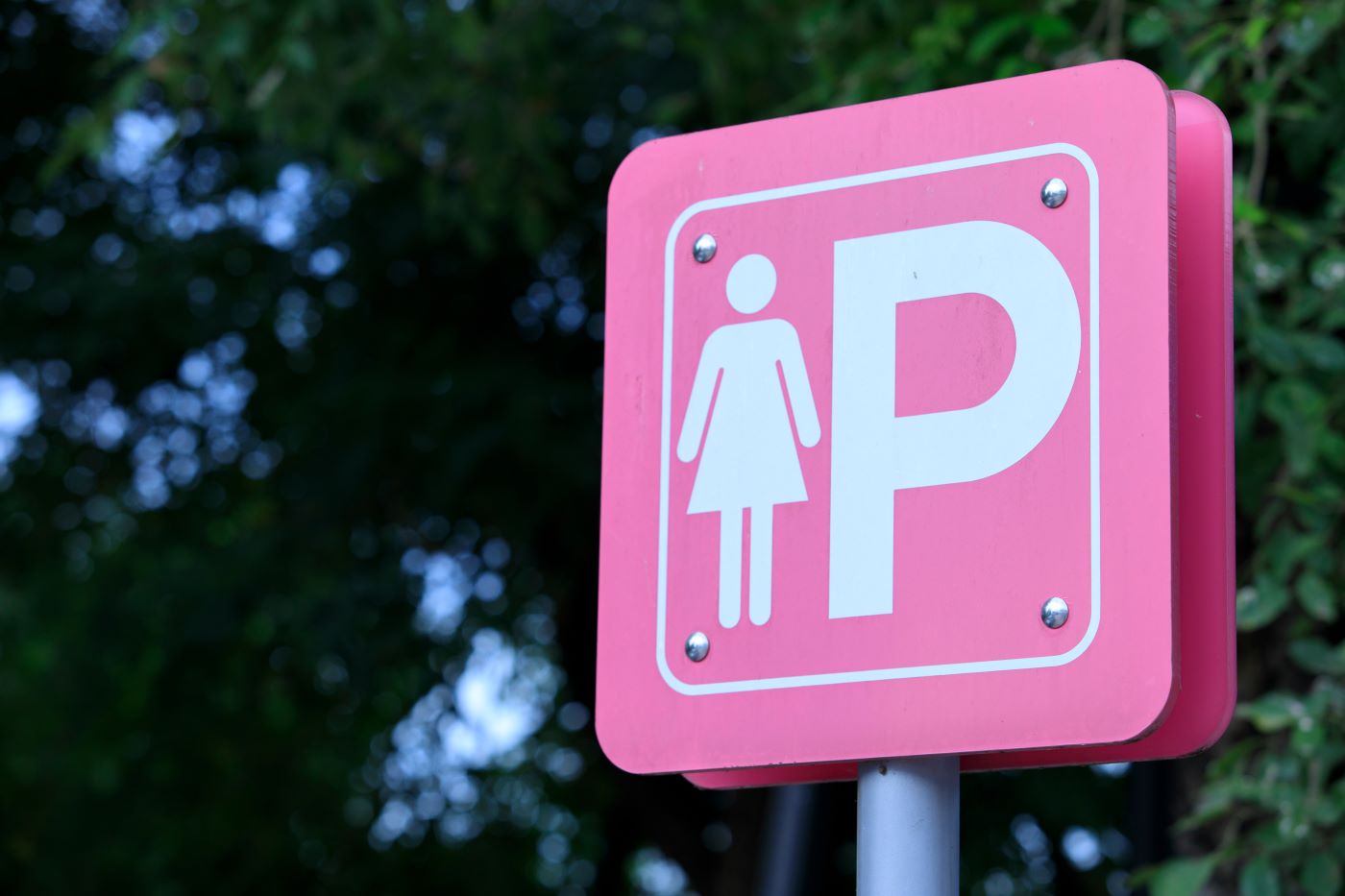 Femeile gravide au locuri de parcare gratuite în municipiul Buzău 