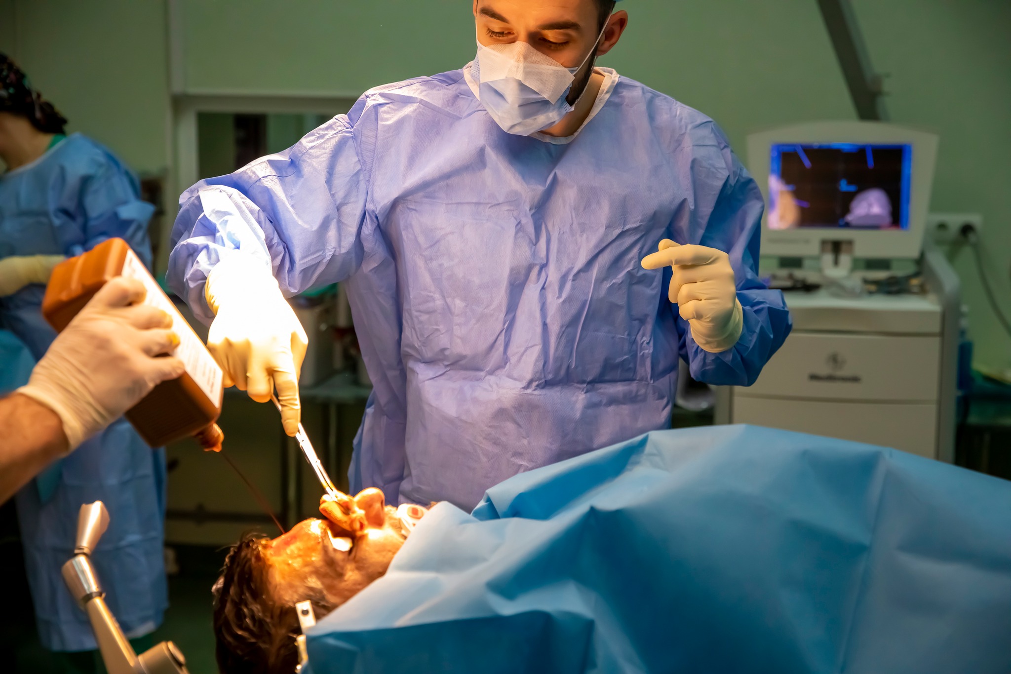 Primul caz din România de operație pe creier prin pleoapă 